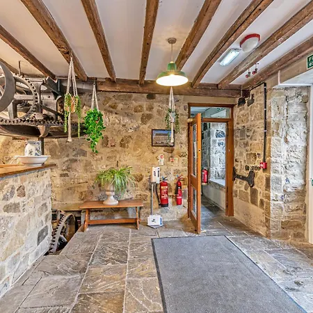 Apartment Bridge End Mill Settle